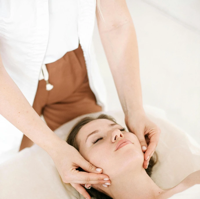 Asiakas rentouttavassa purentalihashieronnassa